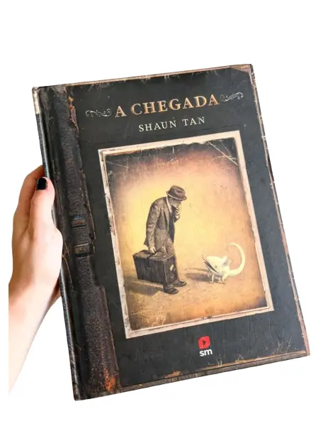 Foto de um(a) Livro de ilustrações decorativo em capa dura, da categoria de Livros. Livro capa dura, de 2021, em português, mas ele é somente com ilustrações. Conta história de imigrantes. Leves marcas do... Vendido no marketplace Trésors.