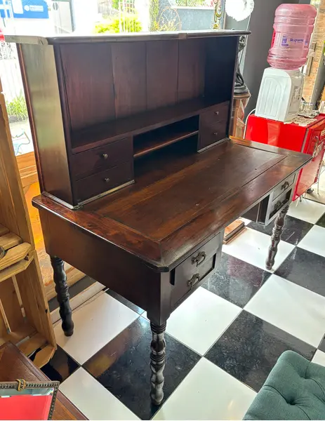 Foto de um(a) Magnífica Escrivaninha de Dois Andares – Estilo Clássico com Escaninho e 4 Gavetas, da categoria de Escrivaninhas e Mesas de escritório. Uma peça que transborda história e sofisticação. Esta magnífica escrivaninha de dois andares é o móvel ideal para quem busca... Mostrado de uma perspectiva diferente. Vendido no marketplace Trésors.