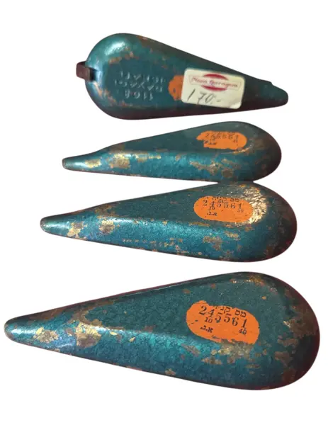 Foto de um(a) Cinzeiro Israelense em Relevo, da categoria de Cinzeiros. Uma peça que é pura história. Este cinzeiro traz gravuras detalhadas em alto-relevo que homenageiam os marcos históricos de... Mostrado de uma perspectiva diferente. Vendido no marketplace Trésors.