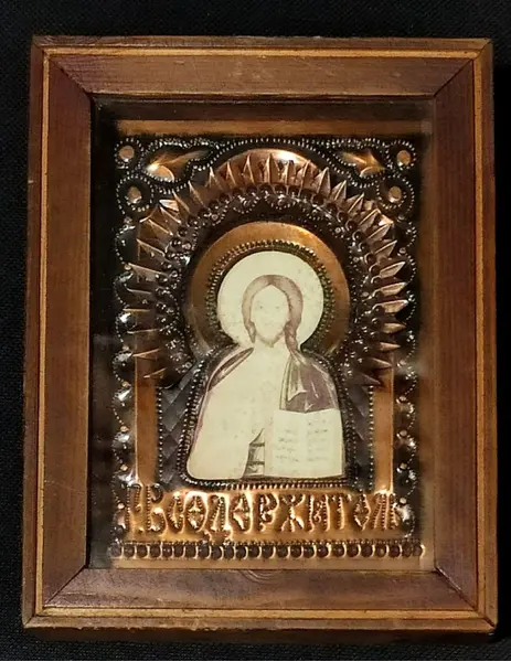 Foto de um(a) Arte Sacra Cristo e a Virgem 70'S, da categoria de Objetos religiosos e espirituais. Combo de dois ícone russos com imagem de cristo e a virgem: moldura em madeira, vidro e decoração em cobre, década de 1970... Mostrado de uma perspectiva diferente. Vendido no marketplace Trésors.