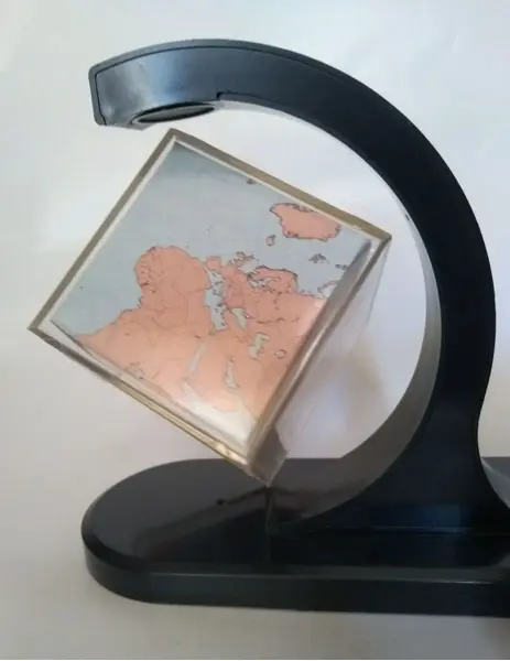 Foto de um(a) Cubo Terrestre, da categoria de Globos. Cubo terrestre com imã. Cubo: 6 x 6cmA: 14 cm / L: 15 cm / P: 7cm Peso: 305g. Mostrado de uma perspectiva diferente. Vendido no marketplace Trésors.