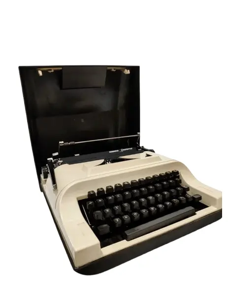 Foto de um(a) Máquina de Escrever Ramington-Ipanema, Década de 1980, da categoria de Maquinas de Escrever. Máquina de detilografia portátil da marca remington ipanema, com caixa original. Um dos expoentes em tecnologia dos anos... Vendido no marketplace Trésors.