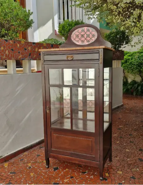 Foto de um(a) ​Belisima e antiga cristaleira vitrine em madeira nobre, da categoria de Cristaleiras. Belisima e antiga cristaleira vitrine em madeira nobre, comumente associada ao estilo Art Nouveau ou mobiliário clássico... Mostrado de uma perspectiva diferente. Vendido no marketplace Trésors.