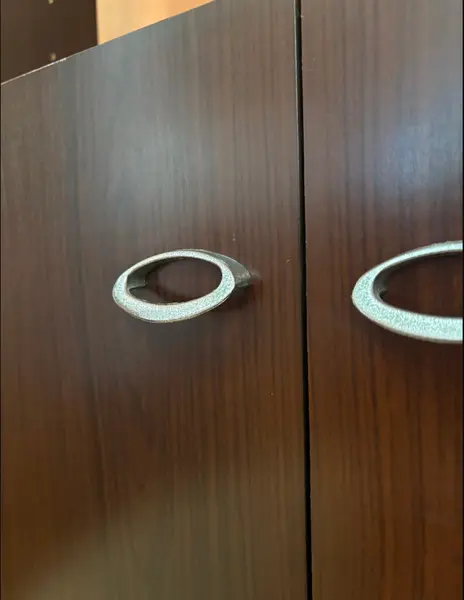 Foto de um(a) Estante modular 1980, da categoria de Estantes e Racks. 80’s | Estante modular fabricada em 1980 - essa peça contém duas colunas, um armário com prateleira interna e dois nichos,... Mostrado de uma perspectiva diferente. Vendido no marketplace Trésors.