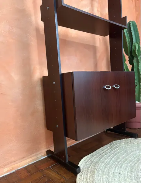 Foto de um(a) Estante modular 1980, da categoria de Estantes e Racks. 80’s | Estante modular fabricada em 1980 - essa peça contém duas colunas, um armário com prateleira interna e dois nichos,... Mostrado de uma perspectiva diferente. Vendido no marketplace Trésors.