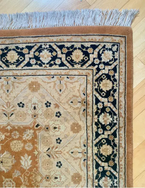 Foto de um(a) Tapete Persa tecido a mão em tons bege e verde, da categoria de Tapetes. Tapete persa tecido a mão em tons bege e verde medindo 1,68m x 96 cm em perfeito estado. Mostrado de uma perspectiva diferente. Vendido no marketplace Trésors.