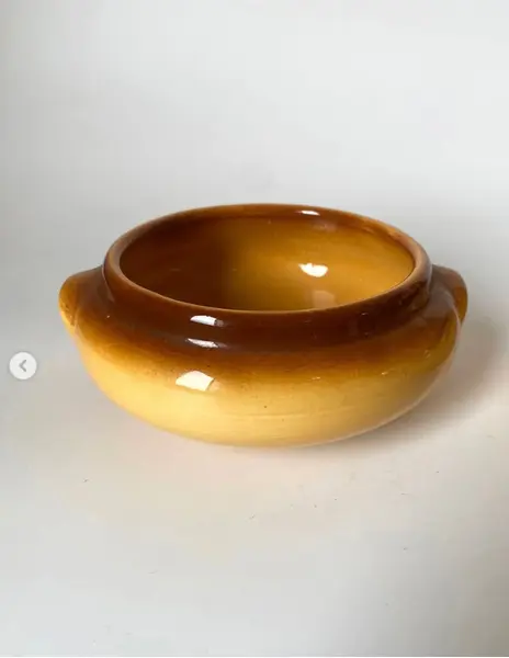 Foto de um(a) Dupla de tigelas cerâmicas, da categoria de Travessas e tigelas. Dupla de tigelas em cerâmica. Medem: 15 cm de diâmetro e 5 cm de altura. Mostrado de uma perspectiva diferente. Vendido no marketplace Trésors.
