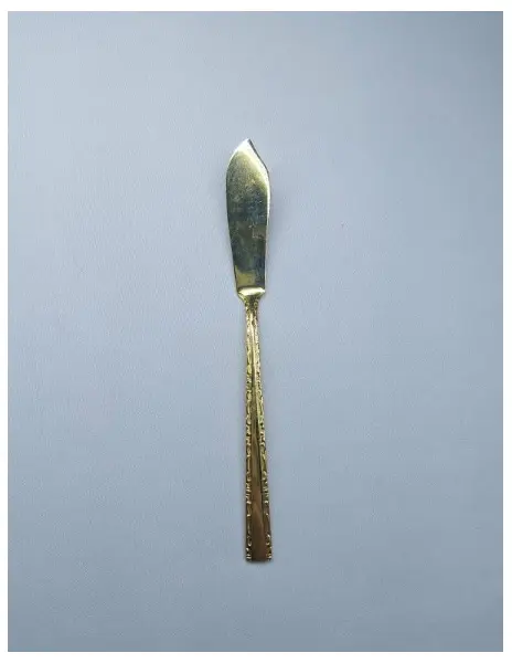 Foto de um(a) FAQUEIRO DOURADO STAINLESS JAPAN, da categoria de Faqueiros / Jogo de talheres. Faqueiro dourado Stainless Japan com 97 peças, sendo: 10 faquinhas patê/manteiga09 colheres com cabo comprido08 colheres... Mostrado de uma perspectiva diferente. Vendido no marketplace Trésors.