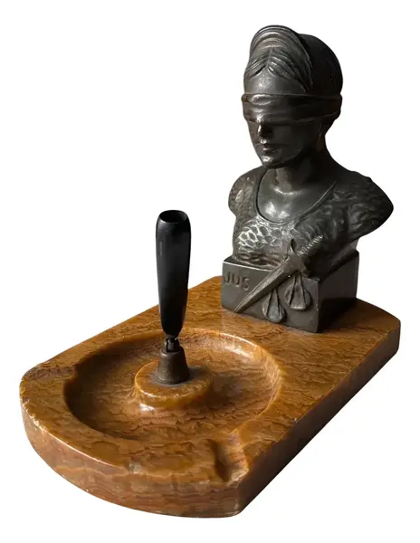 Foto de um(a) Antiga Escultura Bronze Cinzeiro Deusa Da Justiça Themis, da categoria de Cinzeiros. Antigo cinzeiro/porta caneta com escultura decorativa representando a Deusa Themis, personifica o símbolo da justiça. Busto... Vendido no marketplace Trésors.