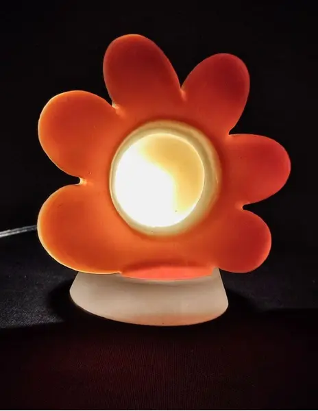 Foto de um(a) Luminária Flor Imaginarium, Década de 1990, da categoria de Abajures. Luminária flor de mesa, em resina nas cores bege, amarela e laranja com lâmpada 220 w. Da marca imaginarium dos anos 1990. ... Mostrado de uma perspectiva diferente. Vendido no marketplace Trésors.