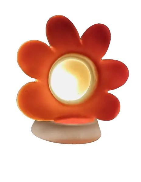 Foto de um(a) Luminária Flor Imaginarium, Década de 1990, da categoria de Abajures. Luminária flor de mesa, em resina nas cores bege, amarela e laranja com lâmpada 220 w. Da marca imaginarium dos anos 1990. ... Vendido no marketplace Trésors.