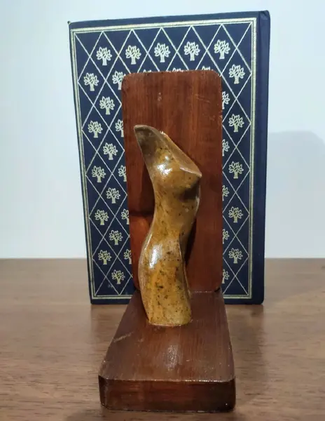 Foto de um(a) Porta Livros Torso Feminino em Pedra Sabão, Década de 1990, da categoria de Apoio para livros. Porta livros em pedra sabão com torso feminino com base em madeira envernizada. Lembrança de viagem do nordeste brasileiro... Mostrado de uma perspectiva diferente. Vendido no marketplace Trésors.