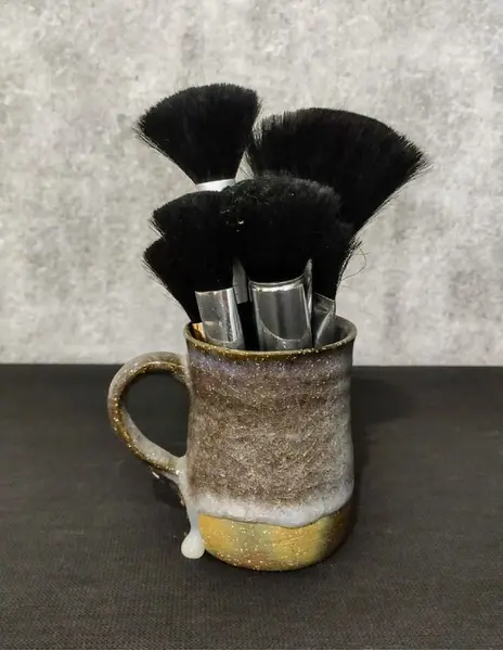 Foto de um(a) Caneca Cerâmica 90'S, da categoria de Canecas. Caneca em cerâmica de alta temperatura e vitrificada, década de 1990. A: 9 cm / Diâmetro: 7 cm Peso: 233 g. Mostrado de uma perspectiva diferente. Vendido no marketplace Trésors.