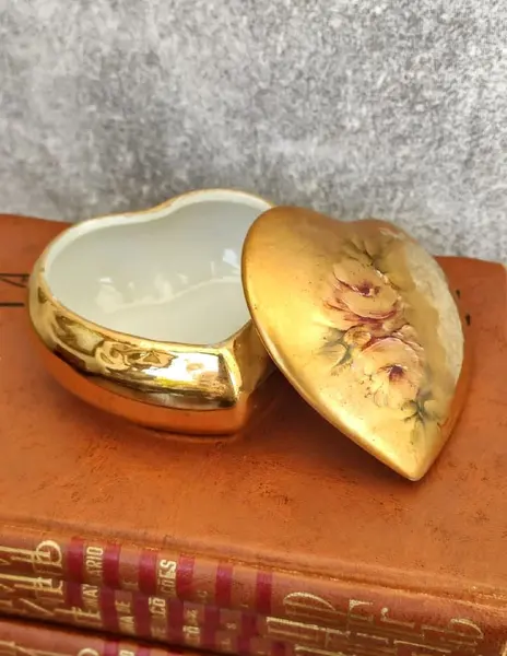Foto de um(a) Porta Jóias Porcelana Anos 40, da categoria de Porta-Jóias. Porta jóias em porcelana folheada a ouro com pintura de rosas pintada à mão, década de 1940 porcelana são paulo. A: 5 cm L:... Mostrado de uma perspectiva diferente. Vendido no marketplace Trésors.