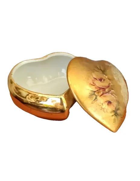 Foto de um(a) Porta Jóias Porcelana Anos 40, da categoria de Porta-Jóias. Porta jóias em porcelana folheada a ouro com pintura de rosas pintada à mão, década de 1940 porcelana são paulo. A: 5 cm L:... Vendido no marketplace Trésors.