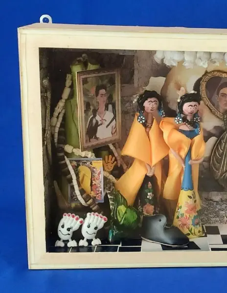 Foto de um(a) Diorama Frida Khalo, da categoria de Outros objetos decorativos. Diorama frida: a vida de frida khalo retratada pelo olhar do designer marcelus ribas, peça única. Caixas em mdp com vidro... Mostrado de uma perspectiva diferente. Vendido no marketplace Trésors.