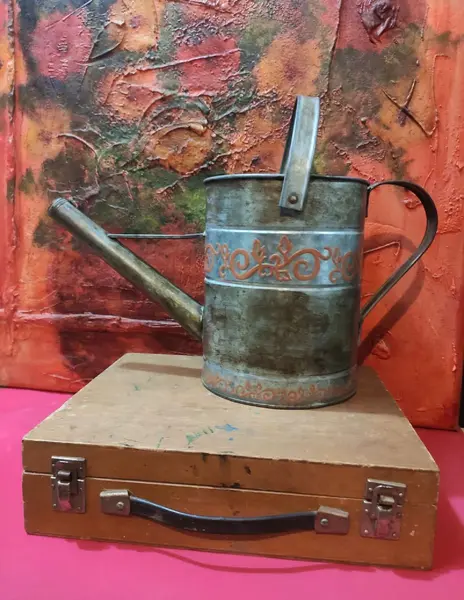 Foto de um(a) Regador Flanders Anos 80, da categoria de Outros objetos decorativos. Regador em folha de flanders envelhecida com grega em relevo na cor terracota e alça movel, década de 1980 A: 27,5 cm L: 36... Mostrado de uma perspectiva diferente. Vendido no marketplace Trésors.