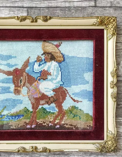 Foto de um(a) Quadro Ponto Cruz 50'S, da categoria de Arte têxtil. Quadro em ponto de cruz com moldura original, passe-partout original em veludo e vidro comum, década de 1950. A: 32 cm L: 26... Mostrado de uma perspectiva diferente. Vendido no marketplace Trésors.
