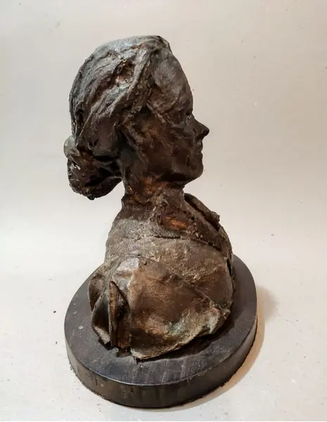 Foto de um(a) Escultura Feminina 00'S, da categoria de Escultura. Escultura feminina em técnica mista com pátina bronze oxidado e envelhecido, base elíptica em madeira ebanizada, década de... Mostrado de uma perspectiva diferente. Vendido no marketplace Trésors.