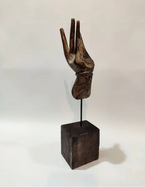 Foto de um(a) Escultura Mão de Buda em Madeira, da categoria de Escultura. Escultura em madeira com base também em madeira. Título: mão de buda peça única pelo designer marcelus ribas. A: 29 cm / L:... Mostrado de uma perspectiva diferente. Vendido no marketplace Trésors.