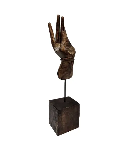 Foto de um(a) Escultura Mão de Buda em Madeira, da categoria de Escultura. Escultura em madeira com base também em madeira. Título: mão de buda peça única pelo designer marcelus ribas. A: 29 cm / L:... Vendido no marketplace Trésors.