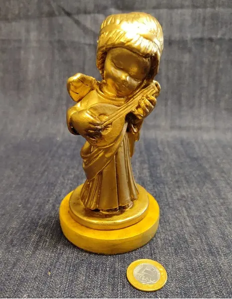 Foto de um(a) Pequeno Anjo em Resina Italiana, Década de 1980, da categoria de Modelos e estatuetas. Pequeno anjo em resina italiana com acabamento dourado, base em madeira, década de 1980 A: 15 cm L: 6 cm P: 3,5 cm Diâmetro... Mostrado de uma perspectiva diferente. Vendido no marketplace Trésors.
