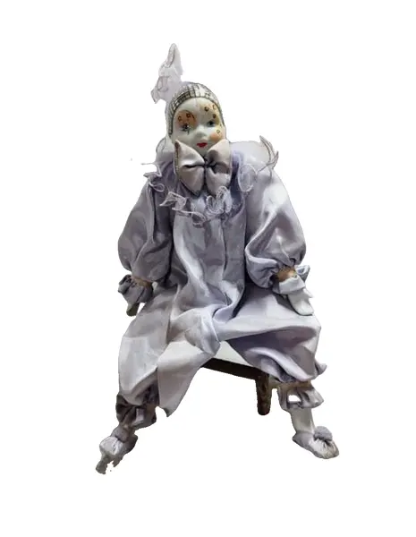 Foto de um(a) Pierrot em Porcelana, Década de 1970, da categoria de Bonecas. Pierrô em porcelana com vestimentas em cetim na cor lilás, corpo em tecido com enchimento e membros móveis. Cabeça com tiara... Vendido no marketplace Trésors.