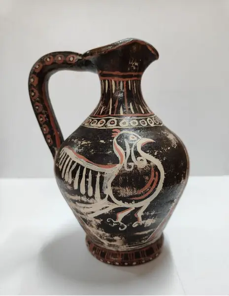 Foto de um(a) Moringa em Terracota, Ano 2000, da categoria de Garrafas, potes e jarros. Moringa em terracota pintada a mão com inspiração em achados arqueológicos do sec. ii, dc. Retratando um anjo feminino.... Mostrado de uma perspectiva diferente. Vendido no marketplace Trésors.