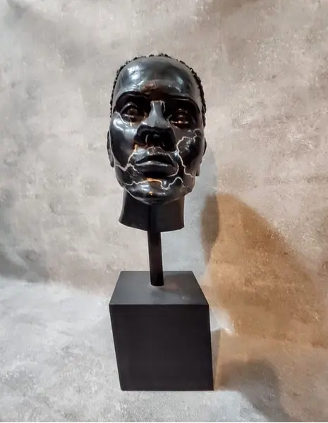 Foto de um(a) Busto Masculino 00'S, da categoria de Escultura. Busto masculino em técnica mista com pátina preta craquelada e base em madeira ebanizada, década de 2000 peça única pelo... Mostrado de uma perspectiva diferente. Vendido no marketplace Trésors.