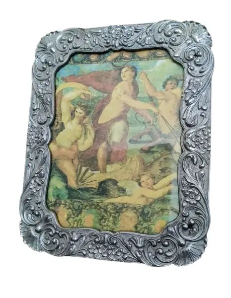 Foto de um(a) Porta Retrato Antimônio anos 40, da categoria de Porta retratos. Porta retrato em antimônio com banho de niquel, década de 1959 metalúrgica bellini, porto alegre-rs parte posterior em... Vendido no marketplace Trésors.