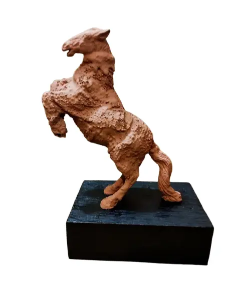 Foto de um(a) Escultura Equina, da categoria de Escultura. Escultura equina em técnica mista com pátina terracota e base em madeira ebanizada. Peça única pelo artista marcelus ribas... Vendido no marketplace Trésors.
