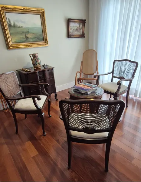 Foto de um(a) Mini cômoda no estilo Chipandelle, da categoria de Cômodas e Sapateira. Mini cômoda no estilo Chipandelle Este estilo é caracterizado por: Frente abaulada (formato "bombê"). Pés curvos em... Mostrado de uma perspectiva diferente. Vendido no marketplace Trésors.