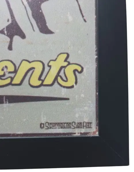 Foto de um(a) Quadro Decorativo Vintage - "Practice Safe Lunch - Use Condiments", da categoria de Fotografia. Dê um toque de humor retrô e personalidade ao seu ambiente com este quadro decorativo de estilo vintage. A peça apresenta... Mostrado de uma perspectiva diferente. Vendido no marketplace Trésors.