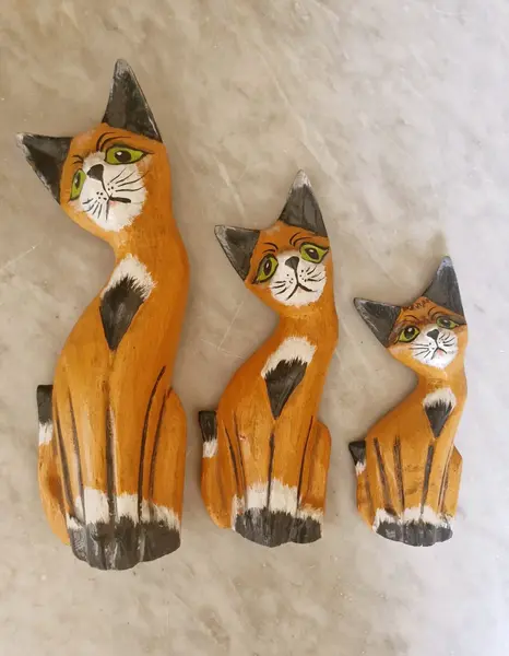 Foto de um(a) Trio família de gatos em madeira, da categoria de Modelos e estatuetas. Trio de esculturas de gatos, um item clássico de decoração artesanal. Elas são esculpidas em madeira (geralmente balsa ou... Mostrado de uma perspectiva diferente. Vendido no marketplace Trésors.