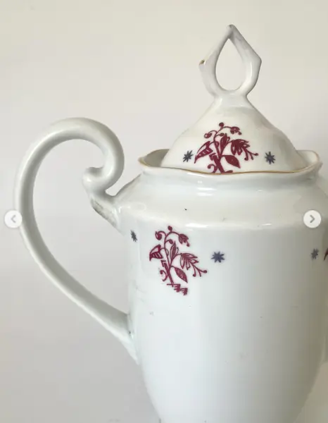 Foto de um(a) Bule de porcelana Steatita, da categoria de Bules. Bule de porcelana Steatita. 26cm de altura. Mostrado de uma perspectiva diferente. Vendido no marketplace Trésors.