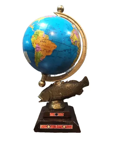 Foto de um(a) Globo Terrestre Peixe Latão Anos 70, da categoria de Globos. Globo terrestre de mesa com globo giratório e envelhecido com base de peixe em latão e madeira com marchetaria adesivada... Vendido no marketplace Trésors.