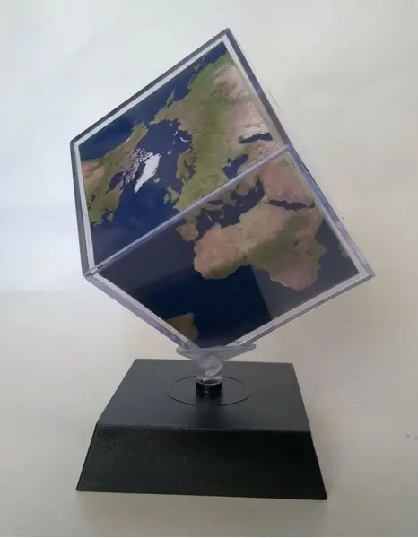Foto de um(a) Cubo Terrestre, da categoria de Globos. Cubo terrestre A 14cm / L 7,5cm / P 7,5cm Peso: 231g. Mostrado de uma perspectiva diferente. Vendido no marketplace Trésors.