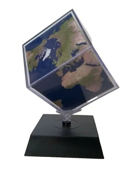 Foto de um(a) Cubo Terrestre, da categoria de Globos. Cubo terrestre A 14cm / L 7,5cm / P 7,5cm Peso: 231g. Vendido no marketplace Trésors.