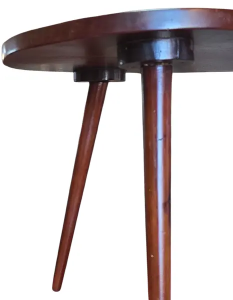 Foto de um(a) Mesa de Centro em Imbuia com Pés Palito, da categoria de Mesas de centro. Autêntica mesa de centro vintage com marcante design orgânico, um verdadeiro ícone do mobiliário moderno brasileiro dos anos... Mostrado de uma perspectiva diferente. Vendido no marketplace Trésors.
