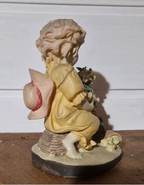 Foto de um(a) Bela escultura decorativa em resina, da categoria de Modelos e estatuetas. Esta delicada escultura decorativa retrata uma menina ajoelhada vestindo um gracioso vestido amarelo, segurando... Mostrado de uma perspectiva diferente. Vendido no marketplace Trésors.