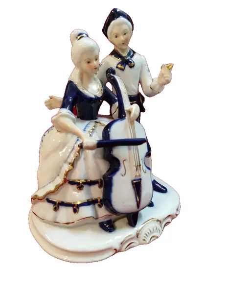 Foto de um(a) Estatueta cena galante em porcelana, indonésia, década de 1990, da categoria de Escultura. Estatueta de porcelana "made in indonesia", retratando uma cena galante em azul cobalto e filetada em ouro, da década de... Vendido no marketplace Trésors.