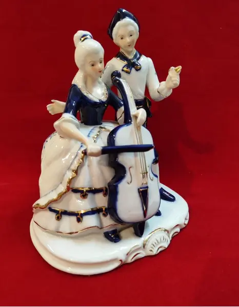 Foto de um(a) Estatueta cena galante em porcelana, indonésia, década de 1990, da categoria de Escultura. Estatueta de porcelana "made in indonesia", retratando uma cena galante em azul cobalto e filetada em ouro, da década de... Mostrado de uma perspectiva diferente. Vendido no marketplace Trésors.
