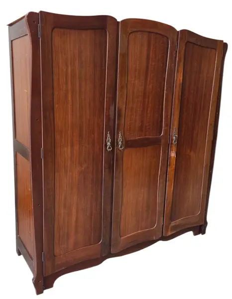 Foto de um(a) Guarda Roupas 3 Portas com Chave, da categoria de Armários e Guarda Roupas. Mostrado de uma perspectiva diferente. Vendido no marketplace Trésors.
