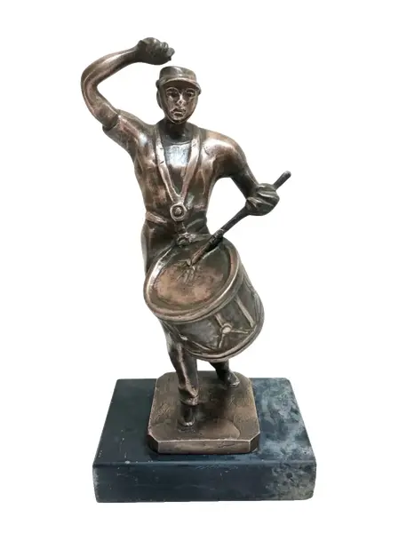 Foto de um(a) Escultura em bronze maciço figura masculina, da categoria de Escultura. Sólida escultura de bronze maciço representando figura masculina tocando instrumento musical. Assente em base retangular,... Vendido no marketplace Trésors.