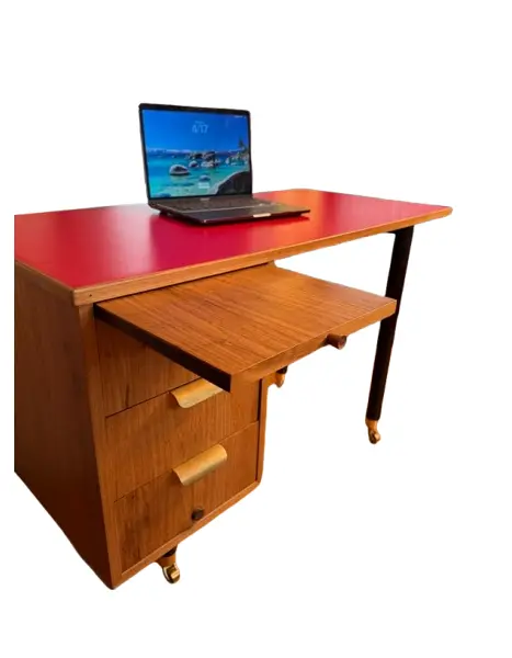 Foto de um(a) Escrivaninha Antiga Moveis Cimo - 1963 Original, da categoria de Escrivaninhas e Mesas de escritório. Escrivaninha antiga Móveis Cimo Selada, ano 1963, original. Comprada e restaurada em 2019, quando o tampo foi revestido em... Vendido no marketplace Trésors.