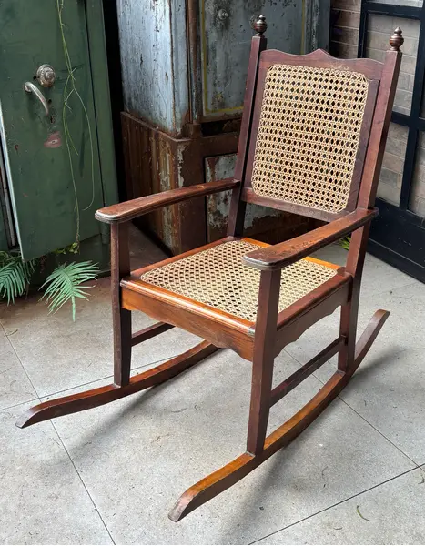 Foto de um(a) Cadeira de Balanço Colonial, da categoria de Bancos. Clássica cadeira de balanço colonial em imbuia e palhinha natural! Excelente estado de conservação!. Mostrado de uma perspectiva diferente. Vendido no marketplace Trésors.