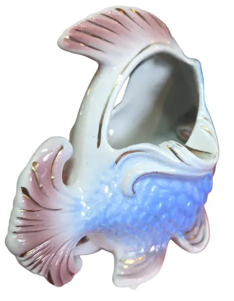 Foto de um(a) Cinzeiro de Porcelana - Peixe, da categoria de Cinzeiros. Charme oceânico à sua mesa. Este cinzeiro em porcelana vitrificada combina funcionalidade com um design figurativo... Mostrado de uma perspectiva diferente. Vendido no marketplace Trésors.