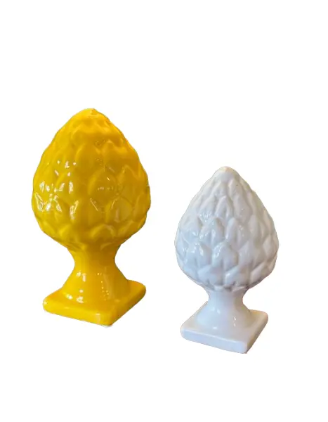 Foto de um(a) Par de Pinhas em cerâmica vitrificada, da categoria de Vasos. Lindas e delicadas Pinhas em cerâmica vitrificadas. medidas: Pinha amarela: 24A x 13D cm Pinha Branca: 18A x 11D. Vendido no marketplace Trésors.