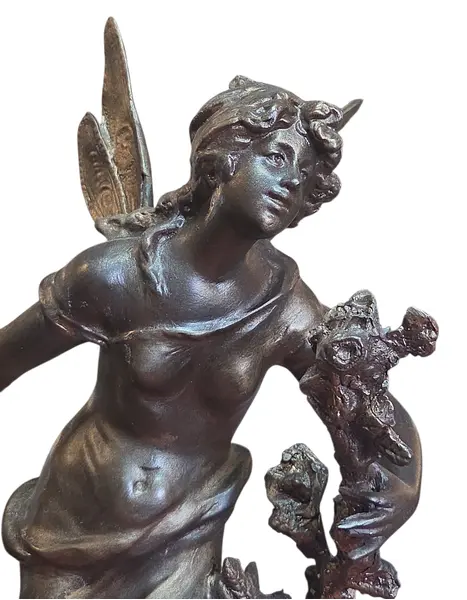 Foto de um(a) Antiga Luminária Escultura Petit Bronze Estilo Art Nouveau - Tulipa em Vidro Acetinado, da categoria de Escultura. Elegância e Arte em uma Peça Única Apresentamos esta magnífica luminária escultura confeccionada em petit bronze, uma peça... Mostrado de uma perspectiva diferente. Vendido no marketplace Trésors.