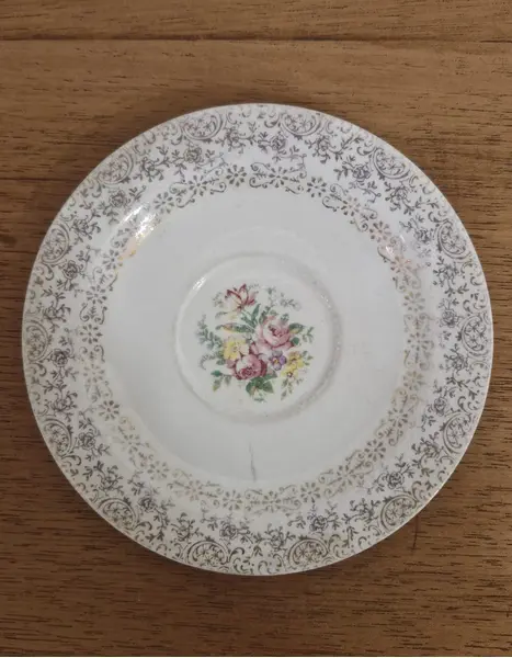 Foto de um(a) Belo prato de sobremesa decorativo EUA, da categoria de Pratos Decorativos. Lindo prato antigo de porcelana de design clássico e romântico, produzido nos EUA, caracterizado por uma aba larga decorada... Mostrado de uma perspectiva diferente. Vendido no marketplace Trésors.